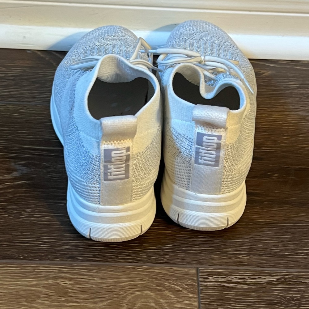 Ladies tennis shoe size 8